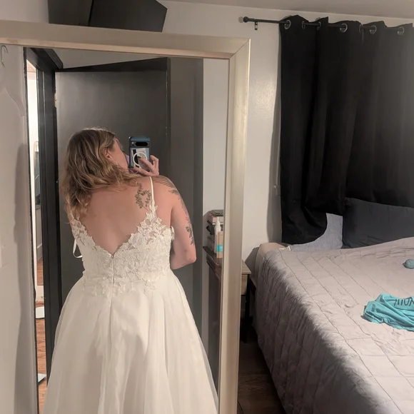 Elegant White Lace Wedding Dress - Picture 2 of 10